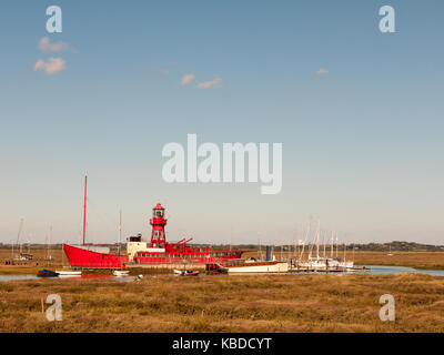 Rot leben Boot im tollesbury maldon Mündung blauer Himmel festgemacht, Essex, England, Großbritannien Stockfoto