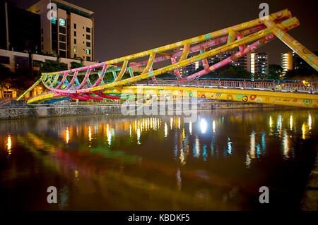 Alkaff Brücke über den Fluss Singapur bei Nacht, die im Januar 2004 in leuchtenden Farben gemalt von philippinischen Künstlers Pacita Abad (1946 â€" 2004). So viele wie 5. Stockfoto