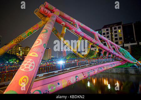 Nacht Blick auf Alkaff Brücke über den Singapore River malte im Januar 2004 in leuchtenden Farben von philippinischen Künstlers Pacita Abad (1946 â€" 2004). Wie viele Stockfoto