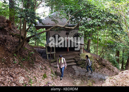 Der Weg zwischen Kibune und Kurama nördlich der Stadt Kyoto in Japan. Stockfoto
