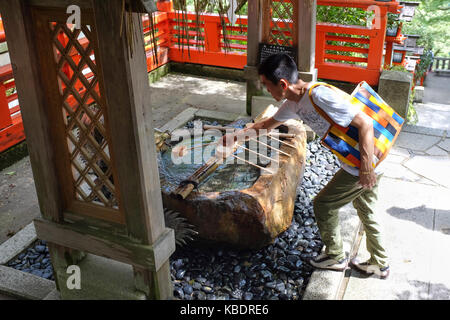 Der Weg zwischen Kibune und Kurama nördlich der Stadt Kyoto in Japan. Stockfoto