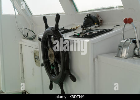 Lenkrad auf einem alten Yacht. Captain's Cabin. Stockfoto