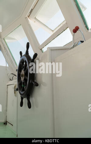 Lenkrad auf einem alten Yacht. Captain's Cabin. Stockfoto