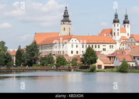 Telc, tschechische Republik - 18 August, 2017: Blick auf die Kirche von St. James und der Turm der Burg in den Teich, die Umgebung wider Stockfoto