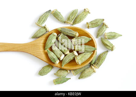 Getrockneten Okra (finger Damen, ochro) Löffel aus Holz auf weißem Hintergrund. Ansicht von oben Stockfoto