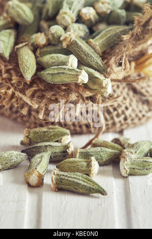 Getrockneten Okra (finger Damen, ochro) in sackleinen Sack Stockfoto