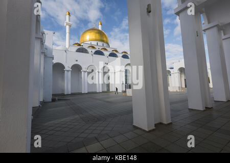 Astana, Kasachstan - 13. September 2017: Äußere des Nno astana Moschee in Astana, Kasachstan. Diese Moschee ist die zweitgrößte in Kasachstan. Stockfoto