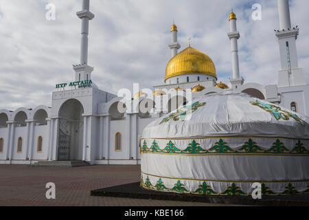 Astana, Kasachstan - 13. September 2017: Äußere des Nno astana Moschee in Astana, Kasachstan. Diese Moschee ist die zweitgrößte in Kasachstan. Stockfoto