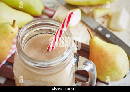 Pear Smoothie serviert in Mason jar auf hölzernen Hintergrund Stockfoto