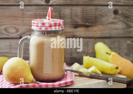 Pear Smoothie serviert in Mason jar auf hölzernen Hintergrund Stockfoto