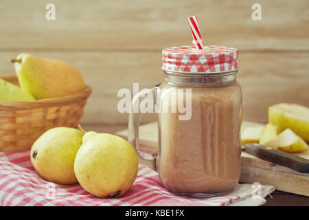 Pear Smoothie serviert in Mason jar auf hölzernen Hintergrund Stockfoto