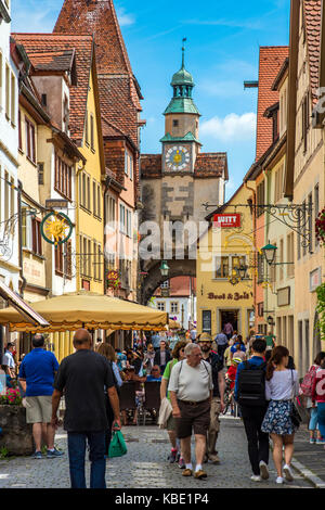 Straße mit Kopfsteinpflaster in der Altstadt mit Markusturm im Hintergrund, Rothenburg o.d. Tauber, Bayern, Deutschland Stockfoto