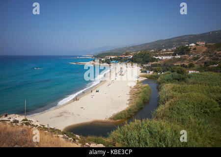 Livadi, in der Nähe der Raches und Mesakti, Ikaria, Griechenland. Dies ist der Blick auf den Strand von raches. Stockfoto