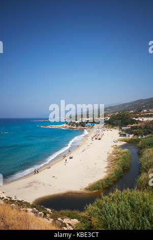 Livadi, in der Nähe der Raches und Mesakti, Ikaria, Griechenland. Dies ist der Blick auf den Strand von raches. Stockfoto