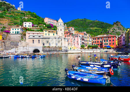 Schöne Vernazza Dorf, bunte housesand Fischerboote, Cinque Terre, Ligurien, Italien. Stockfoto