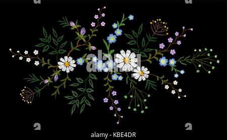 Stickerei trend floralen Muster kleine Zweige kraut Daisy mit kleine blaue violette Blume. Reich verzierte volkstümlichen Mode patch design Ausschnitt blosso Stock Vektor