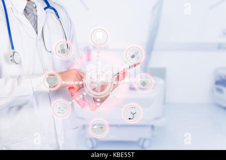 Smart Medizin Arzt über Automatisierung app auf digital Tablet in einem Krankenhaus. Internet der Dinge Konzept am Krankenhaus. smart-Technologie 4.0 Stockfoto