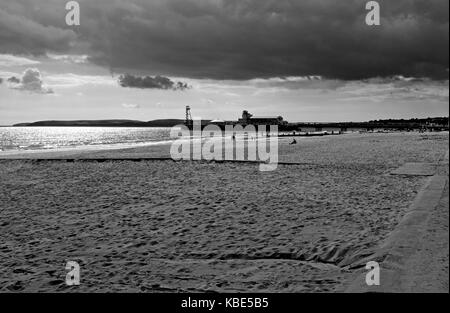 Bournemouth September 2017 - Dunkle Wolken über Bournemouth Strand und pier Stockfoto