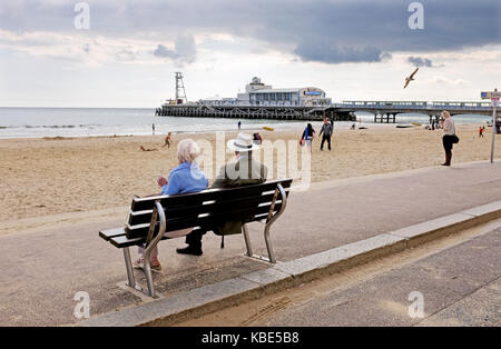 Bournemouth September UK - Dunkle Wolken über Bournemouth Beach und Pier Stockfoto