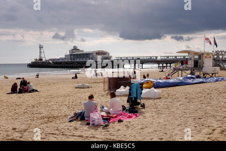 Bournemouth September 2017 - Dunkle Wolken über Bournemouth Strand und pier Stockfoto
