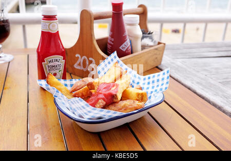 Bournemouth September 2017 - dick geschnitten fried Chips mit Heinz Tomatenketchup Foto aufgenommen von Simon Dack Stockfoto