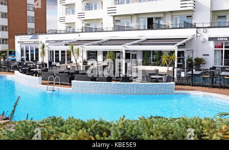 Bournemouth September 2017 - das Cumberland Hotel mit Außenpool am Meer auf einer Klippe Foto aufgenommen von Simon Dack Stockfoto