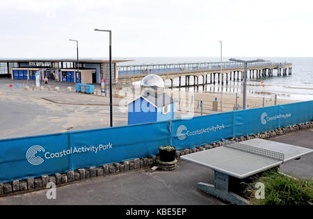 Bournemouth September 2017 - Boscombe Pier und Küste an einem langweiligen Sommertag Stockfoto