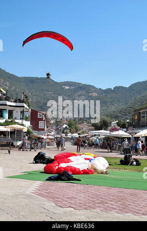 Para-Flugzeug Landung in Oludeniz, Türkei Stockfoto