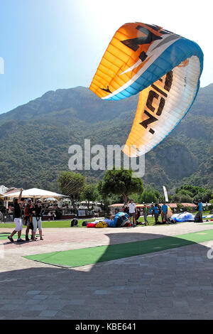 Para-Flugzeug Landung in Oludeniz, Türkei Stockfoto