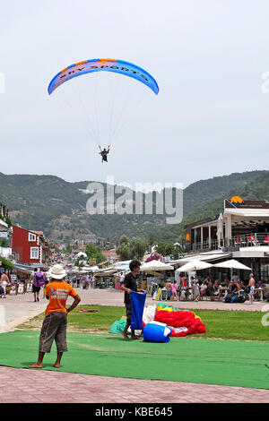 Para-Flugzeug Landung in Oludeniz, Türkei Stockfoto