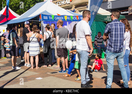 Warteschlange der Kunden an der griechische Grill House in Bolton Essen und Trinken Festival 2016 Abschaltdruck Stockfoto