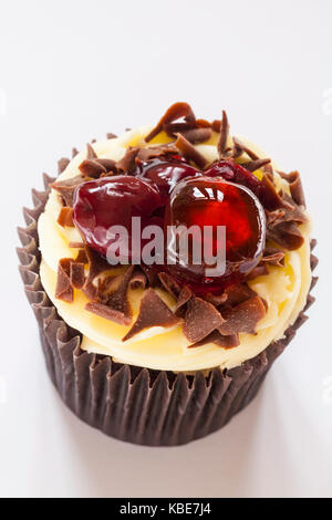 Schwarzwald-Cupcake isoliert auf weißem Hintergrund Stockfoto