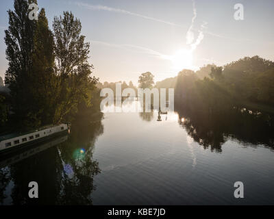 Themse in der Morgendämmerung, Blick von der Lesung Brücke in Richtung Caversham Schleuse und Wehr, Reading, Berkshire, England Stockfoto