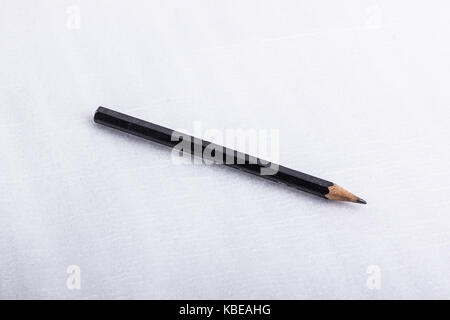 Eine schwarze verwendet Bleistift, auf eine weiße Fläche. Stockfoto