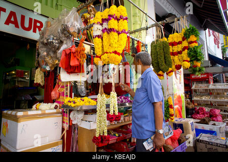 Shop Verkauf Girlanden von Blumen vor einem bescheidenen Restaurant in Little India, Zentrum der großen indischen Gemeinde der Stadt und einer der vibrierenden Stockfoto