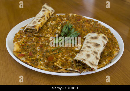 Türkische Spezialität pizza Lahmacun pide mit Petersilie, Salate Stockfoto