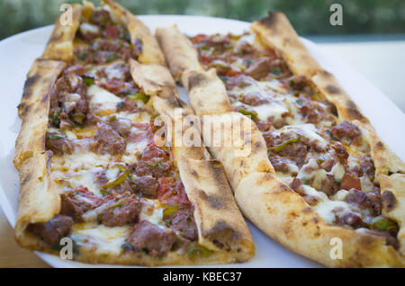 Türkische traditionelle Pita pide Käse und Fleisch Stockfoto