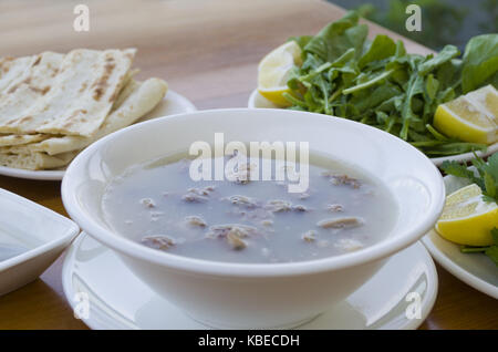 Türkische traditionelle Kutteln Suppe; iskembe corbasi und Innereien Suppe Stockfoto