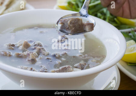 Türkische traditionelle Kutteln Suppe; iskembe corbasi und Innereien Suppe Stockfoto