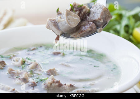 Türkische traditionelle Kutteln Suppe; iskembe corbasi und Innereien Suppe Stockfoto