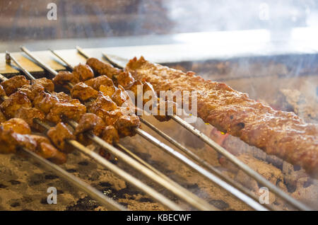 Im türkischen Stil kebab Kochen adana Kebab am Restaurant Stil Grill Rauch aus von ihnen Stockfoto