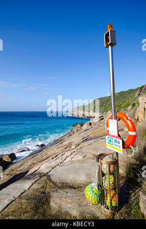 Eine Rettungsboje an der Küste, die für die unvorhersehbaren Wellen und den steilen rutschigen Felsen berüchtigt ist. Stockfoto