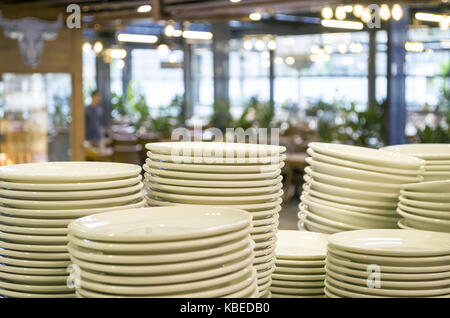 Weißer Keramik dinnerwares auf Restaurant Edelstahl Regale Stockfoto