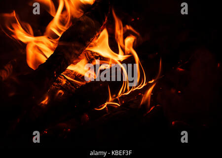 Nahaufnahme des Brennens Brennholz Stockfoto
