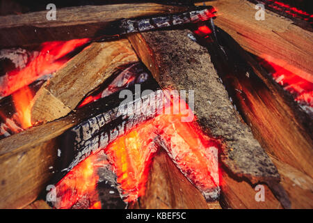 Nahaufnahme der brennenden Lagerfeuer Stockfoto