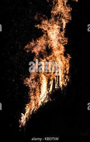 Große Lagerfeuer hell brennen in der Nacht Stockfoto