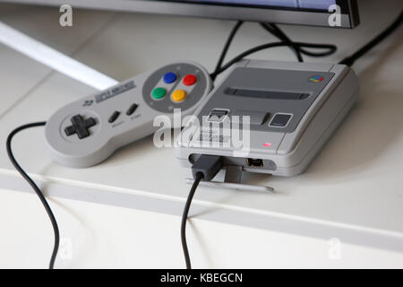 Der neue Nintendo SNES Mini, (Super Nintendo Entertainment System) dargestellt an einem Haus in Chichester, West Sussex, UK. Stockfoto