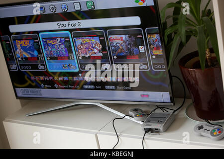 Der neue Nintendo SNES Mini, (Super Nintendo Entertainment System) dargestellt an einem Haus in Chichester, West Sussex, UK. Stockfoto