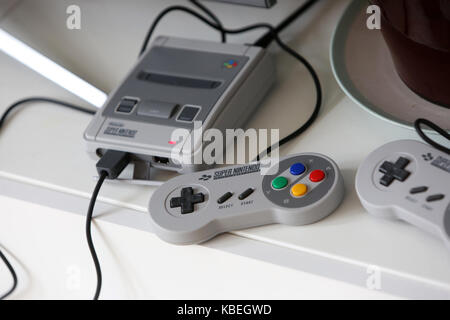 Der neue Nintendo SNES Mini, (Super Nintendo Entertainment System) dargestellt an einem Haus in Chichester, West Sussex, UK. Stockfoto