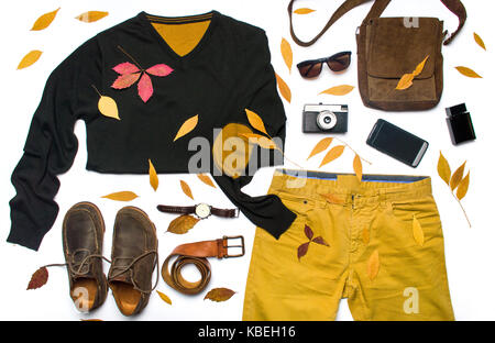 Herbst männliche Mode Accessoires und gefallenen Blätter Stockfoto